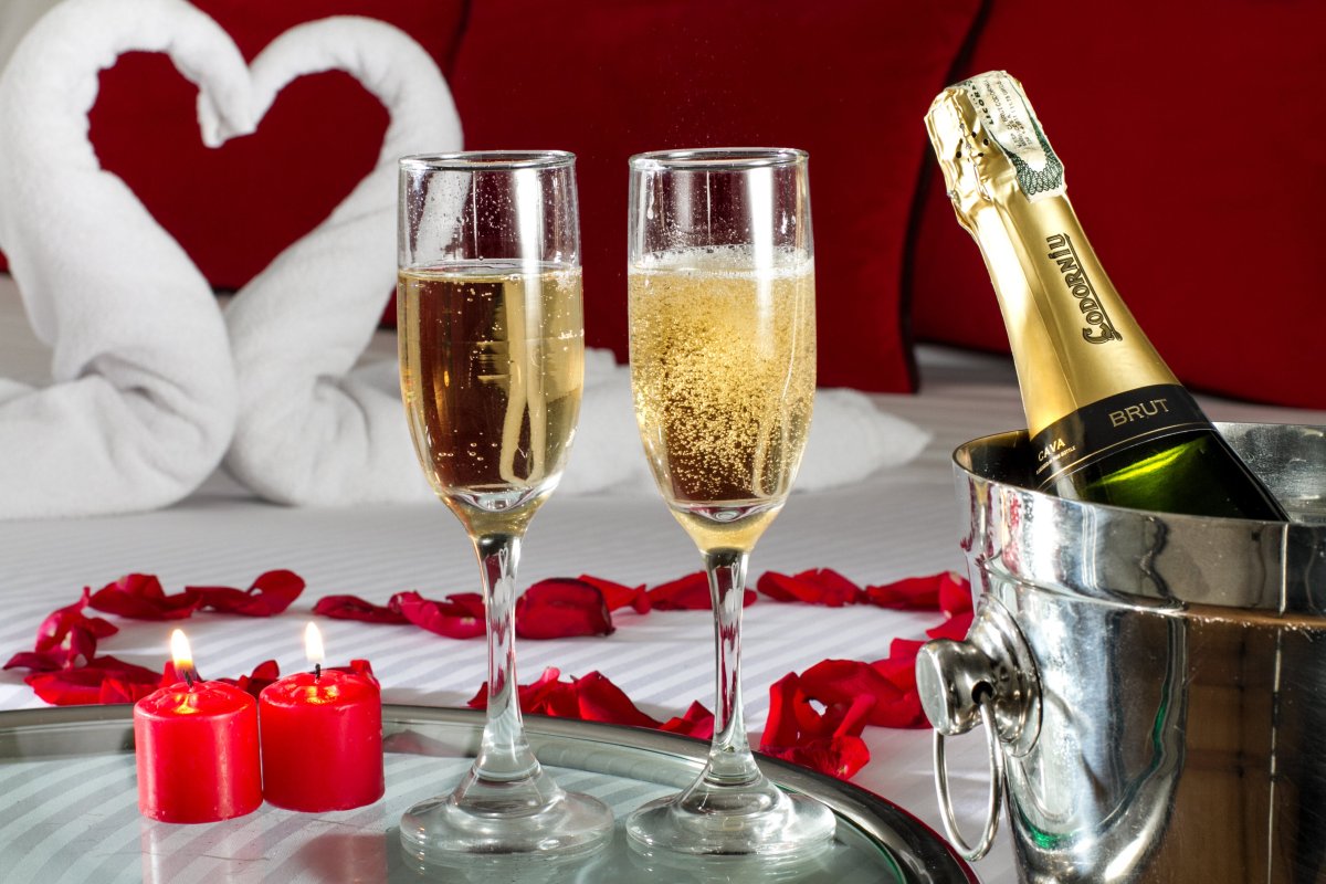 Шампанское на берегу моря