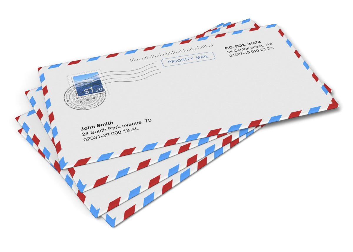 Почтовый конверт на белом фоне