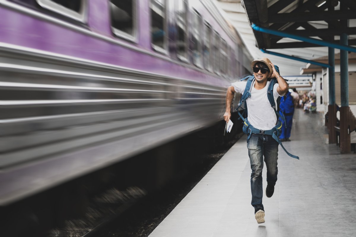 Девушка едет в поезде