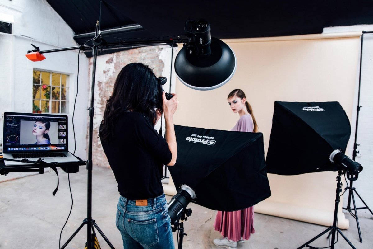 Фотограф в студии