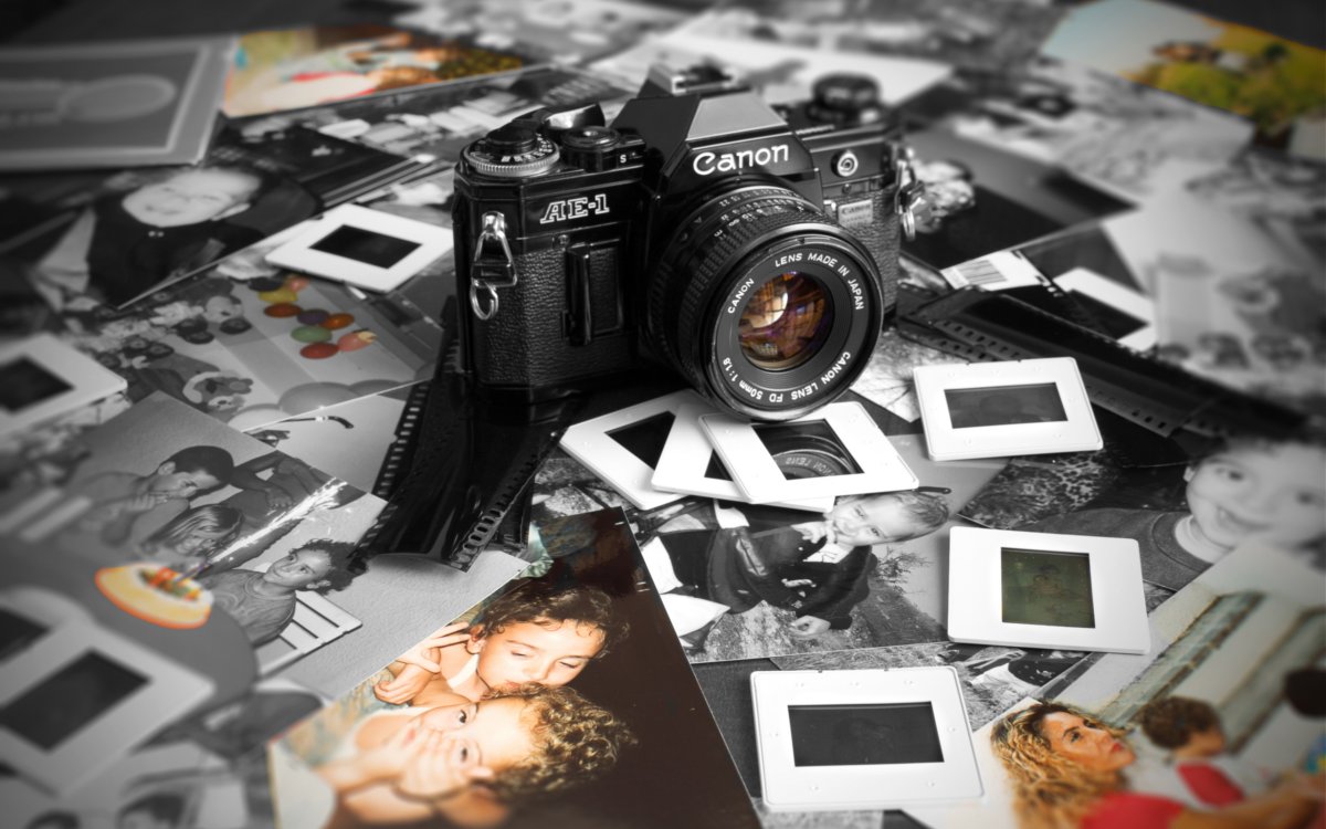 Фотоаппарат на столе