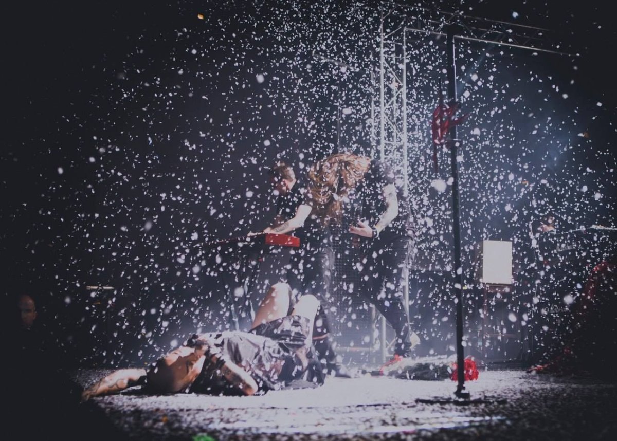 Танцует на стёклах