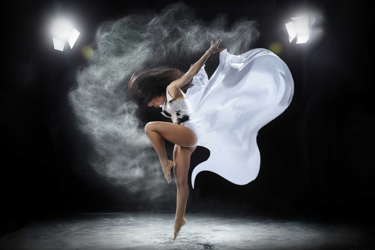 Танцующая девушка