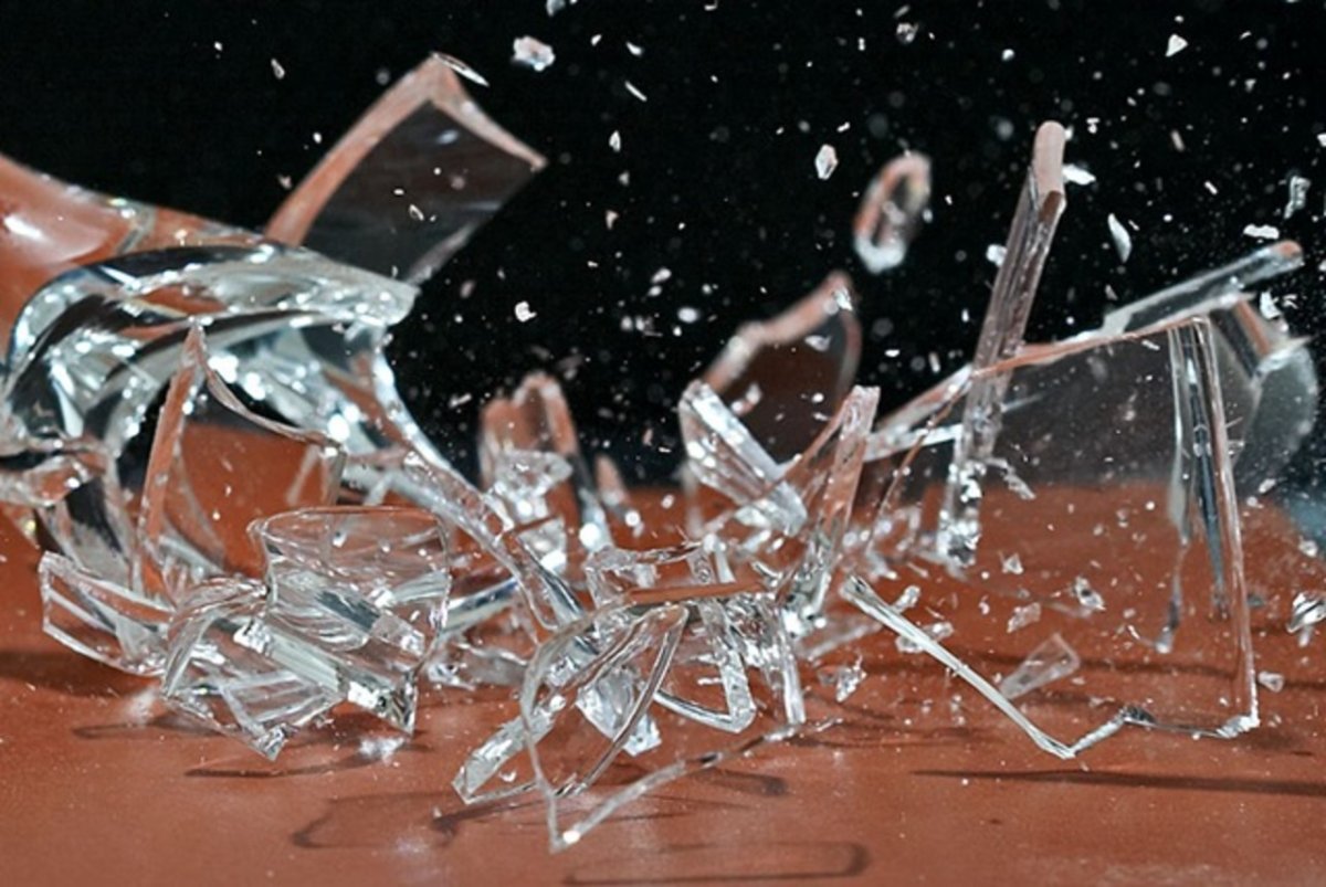 Разбитая стеклянная ваза
