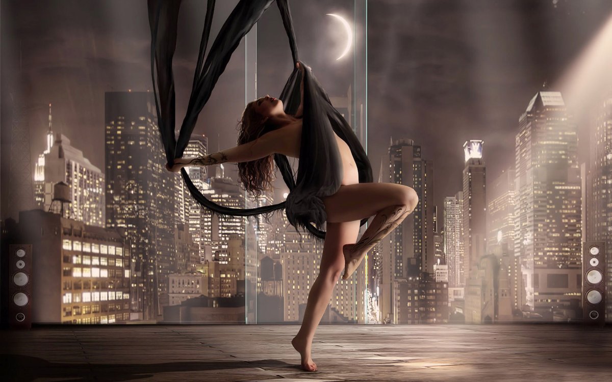 Красивая девушка танцует