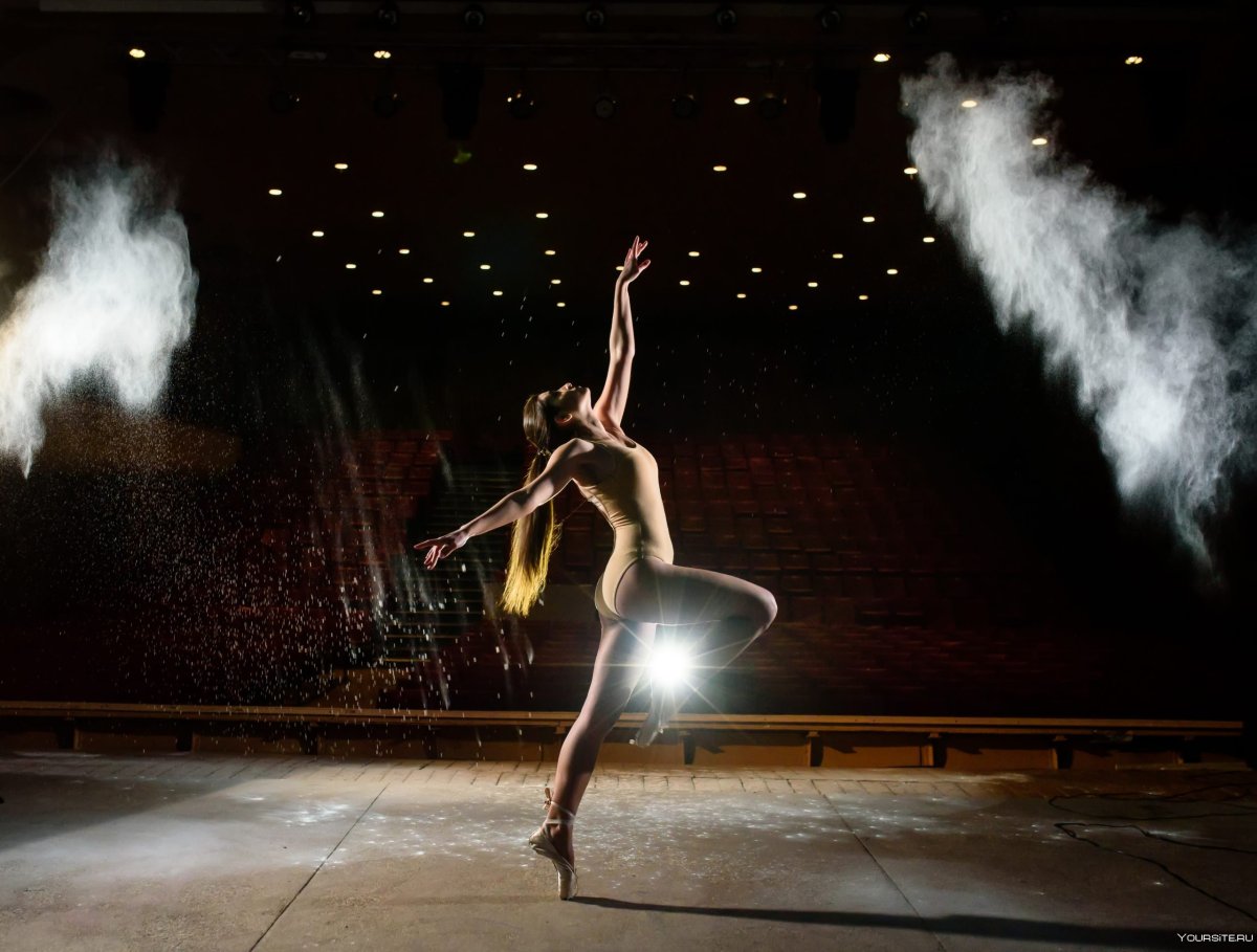Девушка танцует на сцене