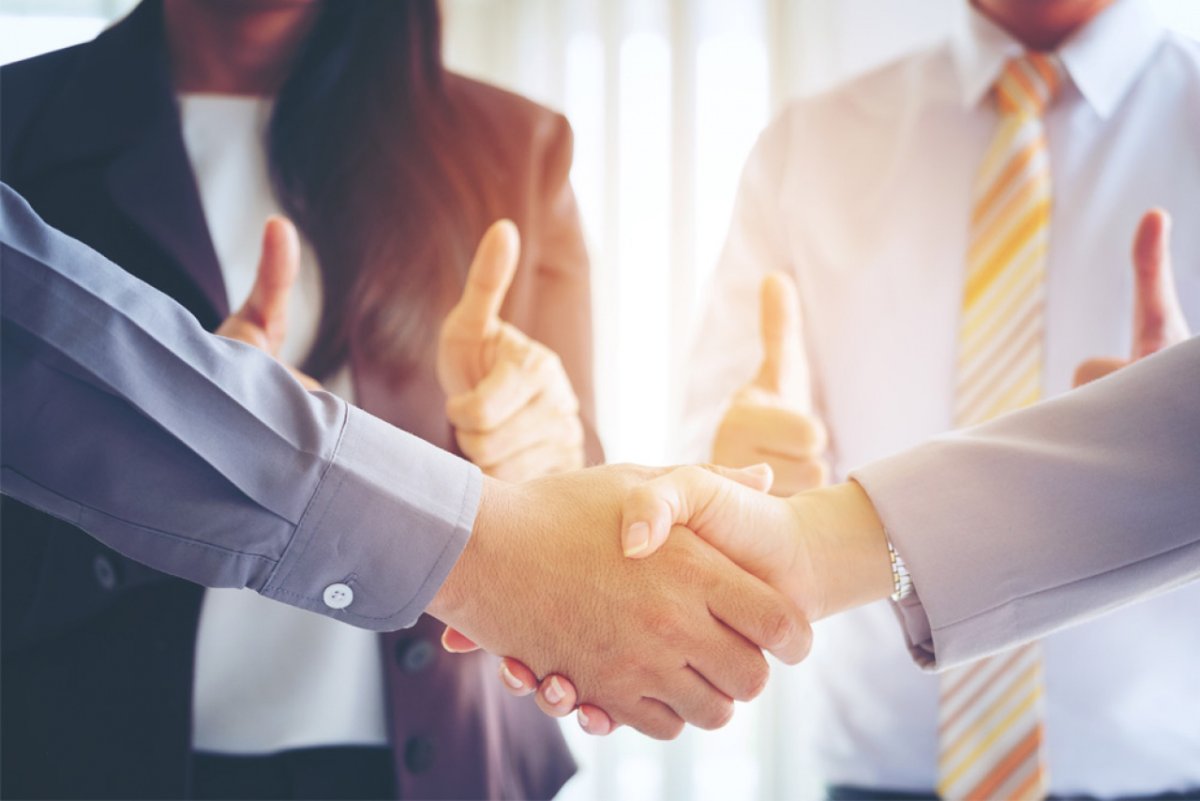 Рукопожатие деловых людей