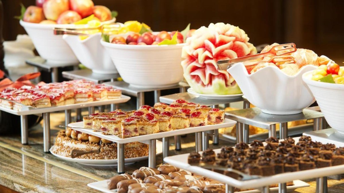 Шведский стол в гостинице