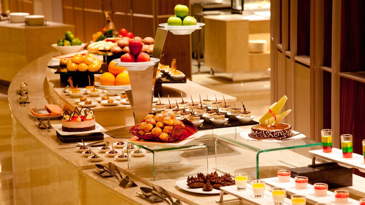 Сервировка шведского стола в гостинице