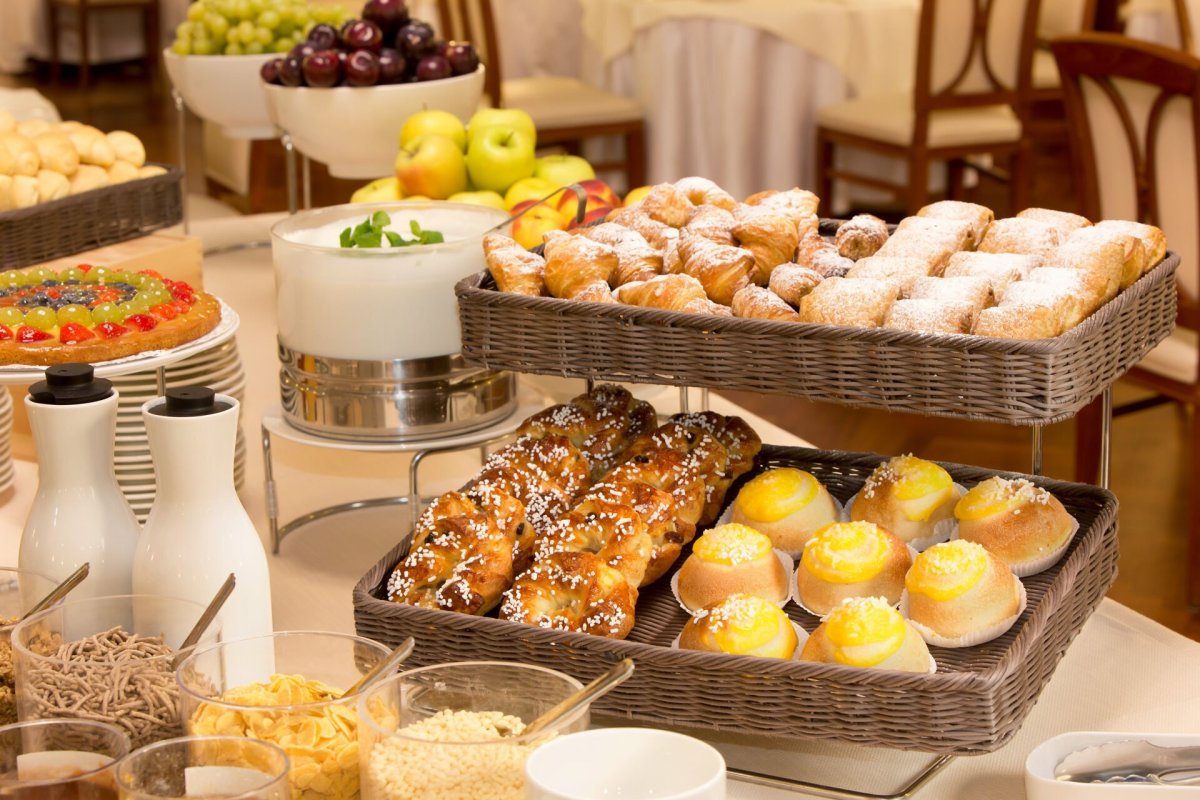 Завтрак шведский стол в гостинице