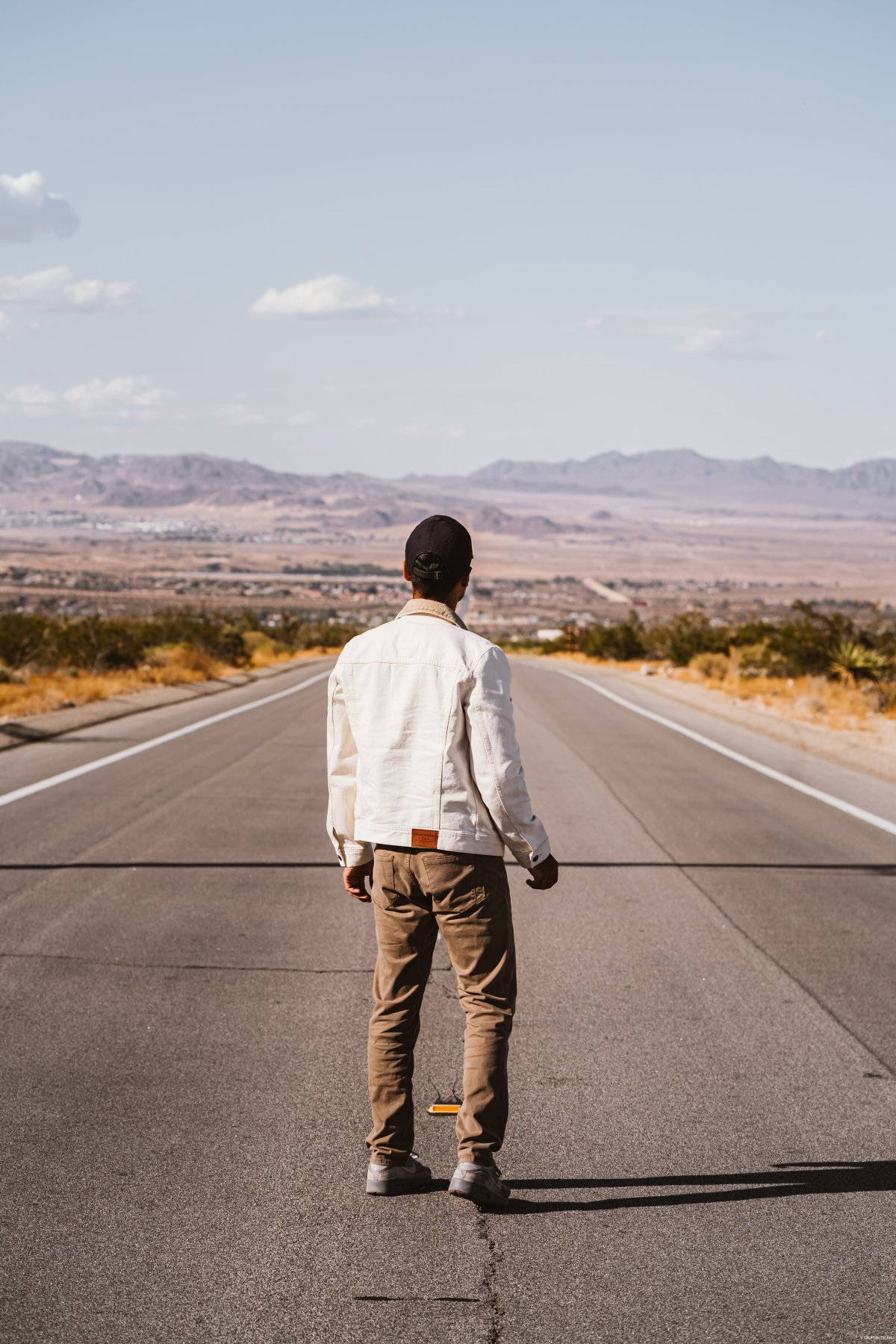 Человек идет по дороге