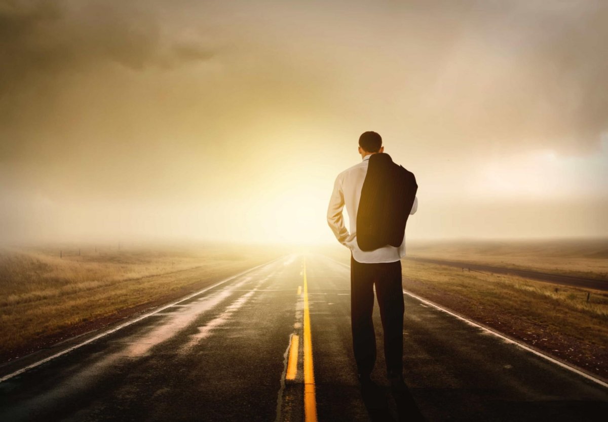 Мужчина с рюкзаком со спины