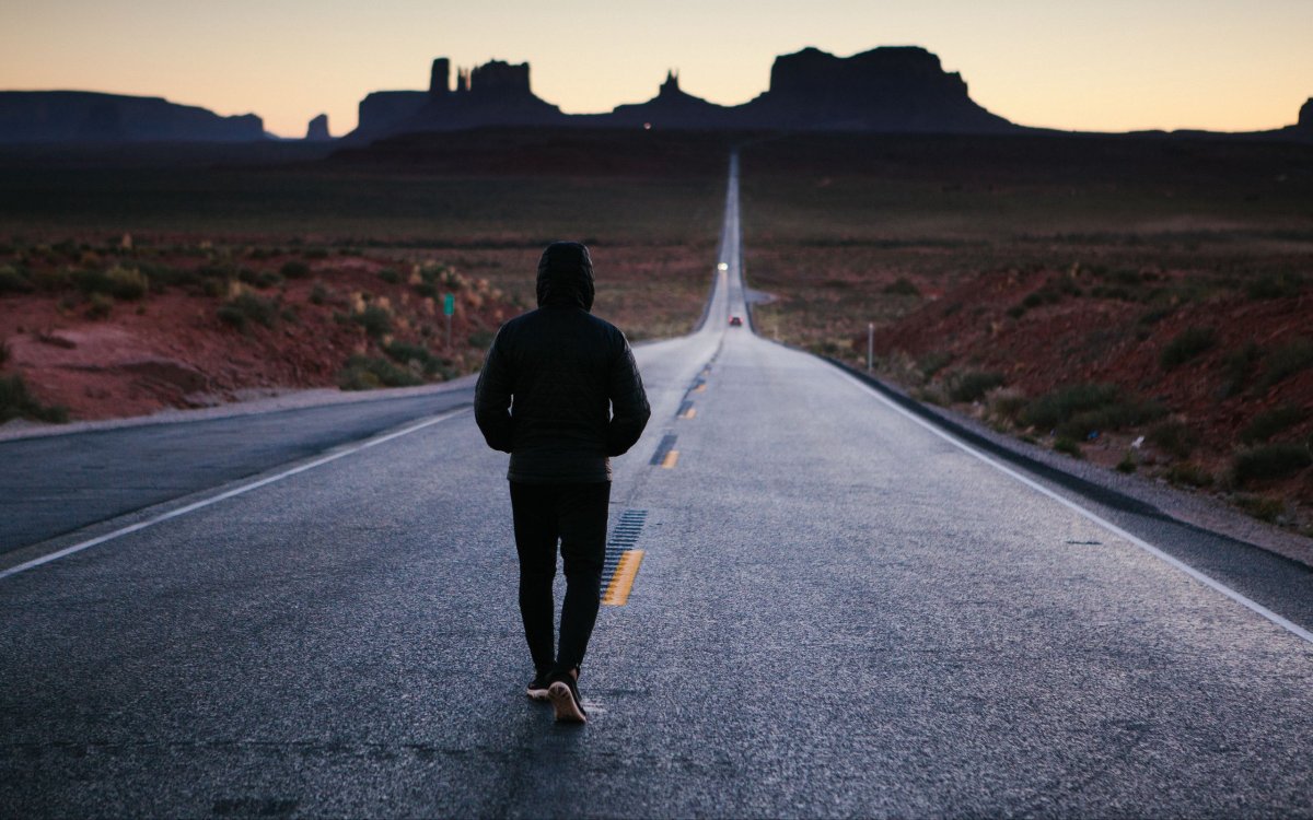 Человек идет по дороге Эстетика