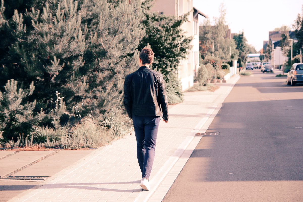 Девушка идет по дороге