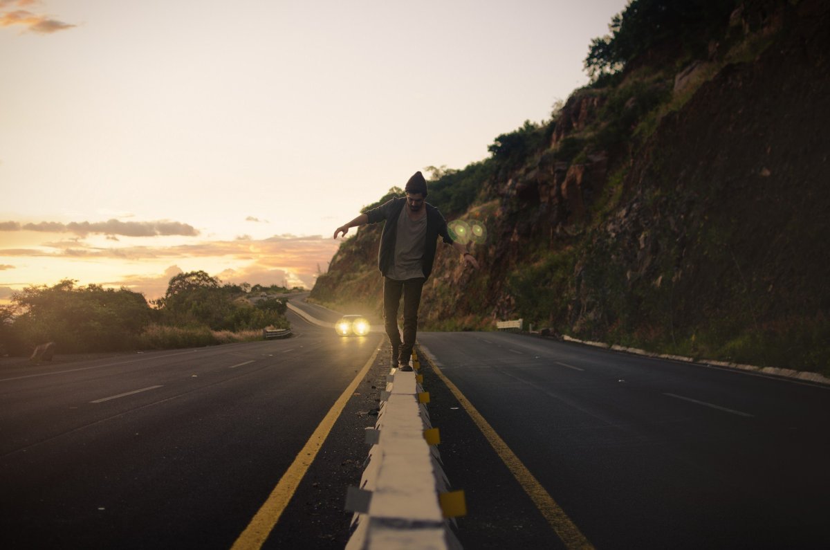 Человек идет по дороге