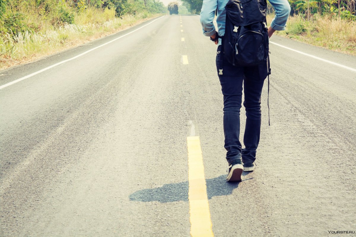 Человек идет по дороге