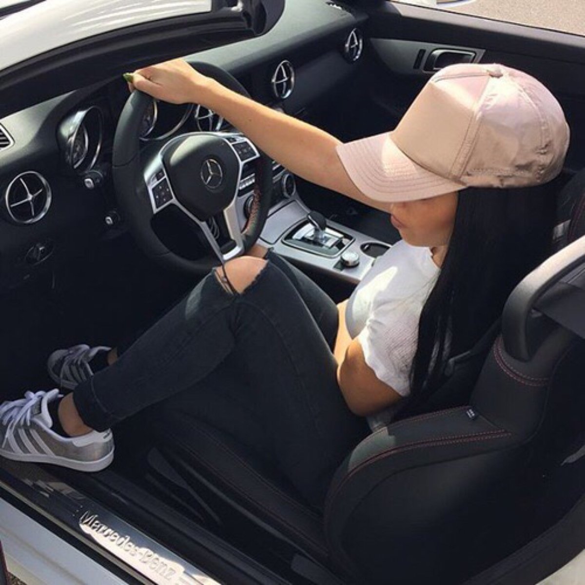 Девушка за рулем Мерседеса