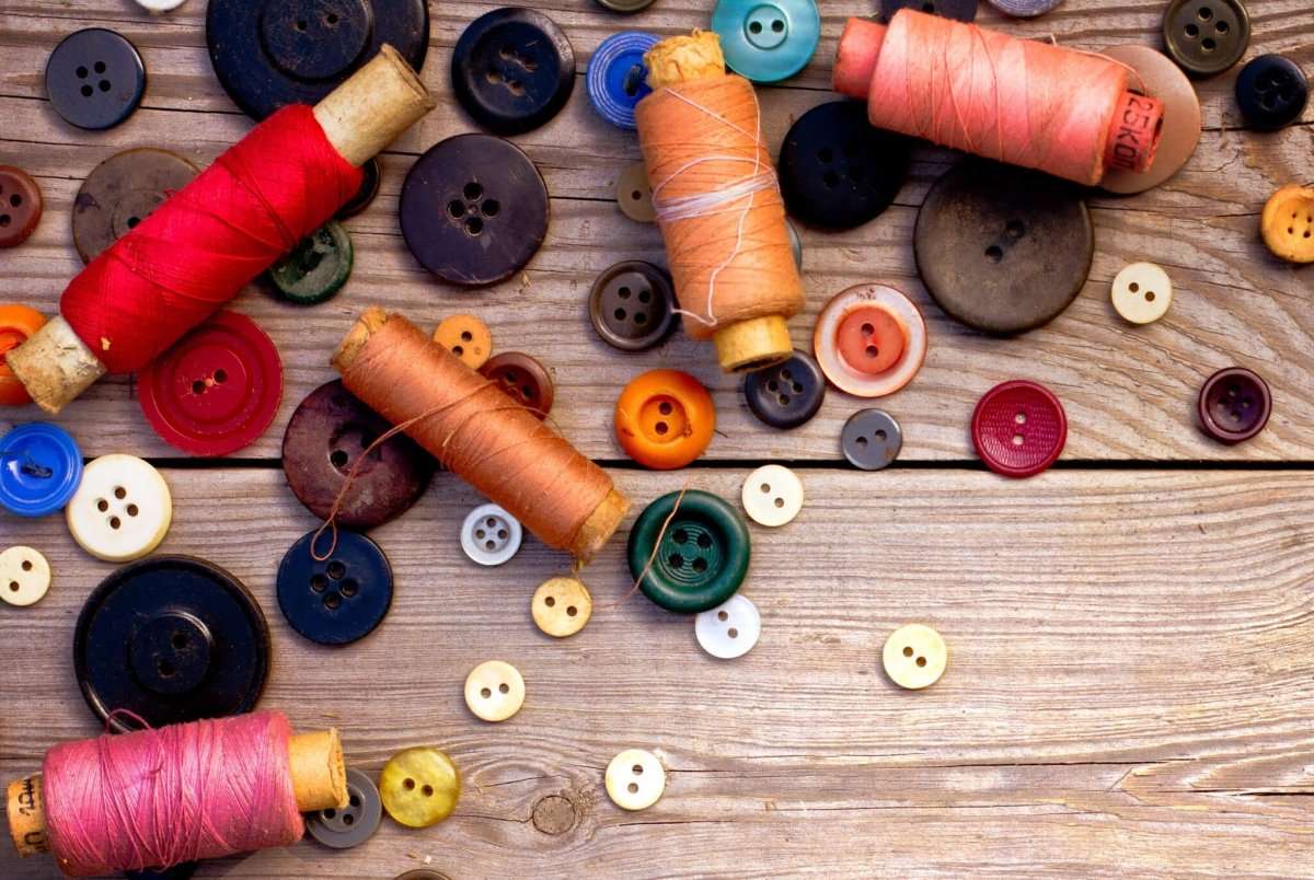 Силуэт ножниц и нитки