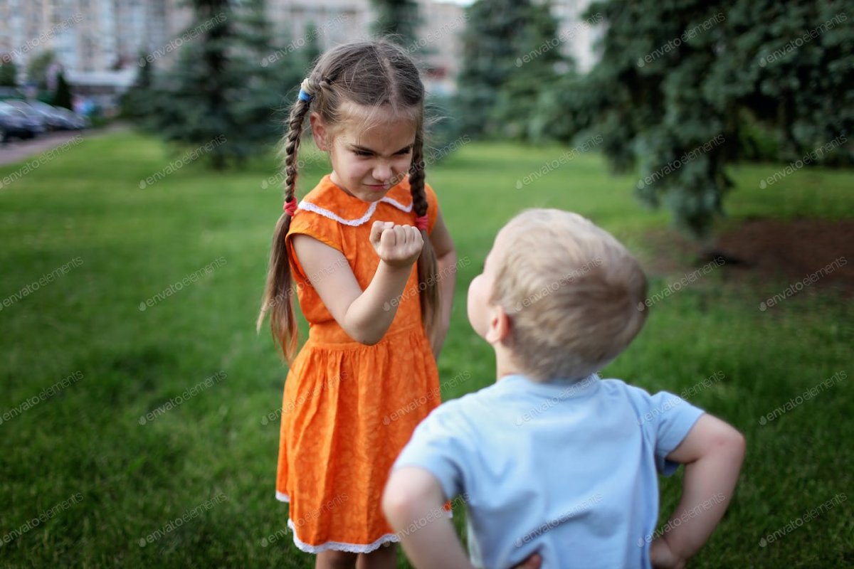 Обиженная маленькая девочка