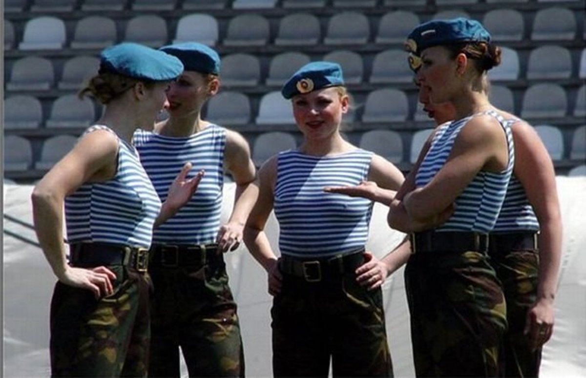 Девушки в тельняшках ВДВ