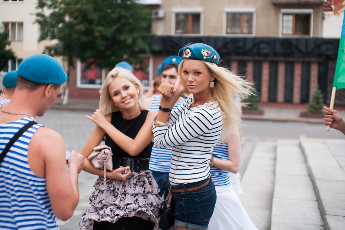 Девушки в тельняшках ВДВ