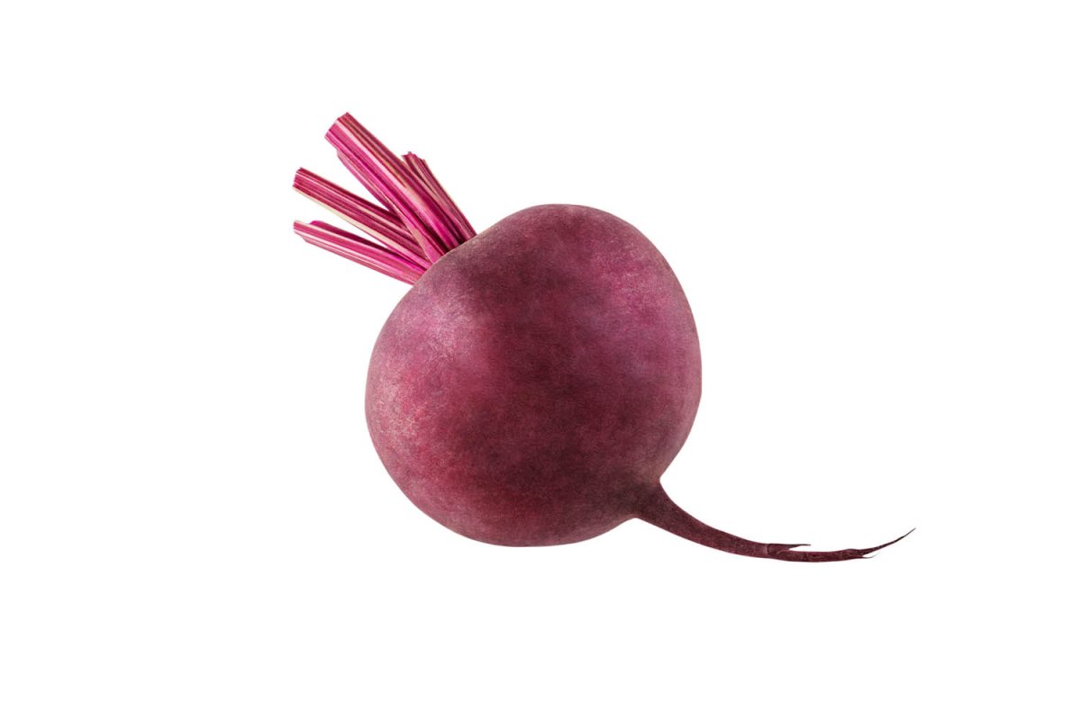 Свекла с ботвой на белом фоне