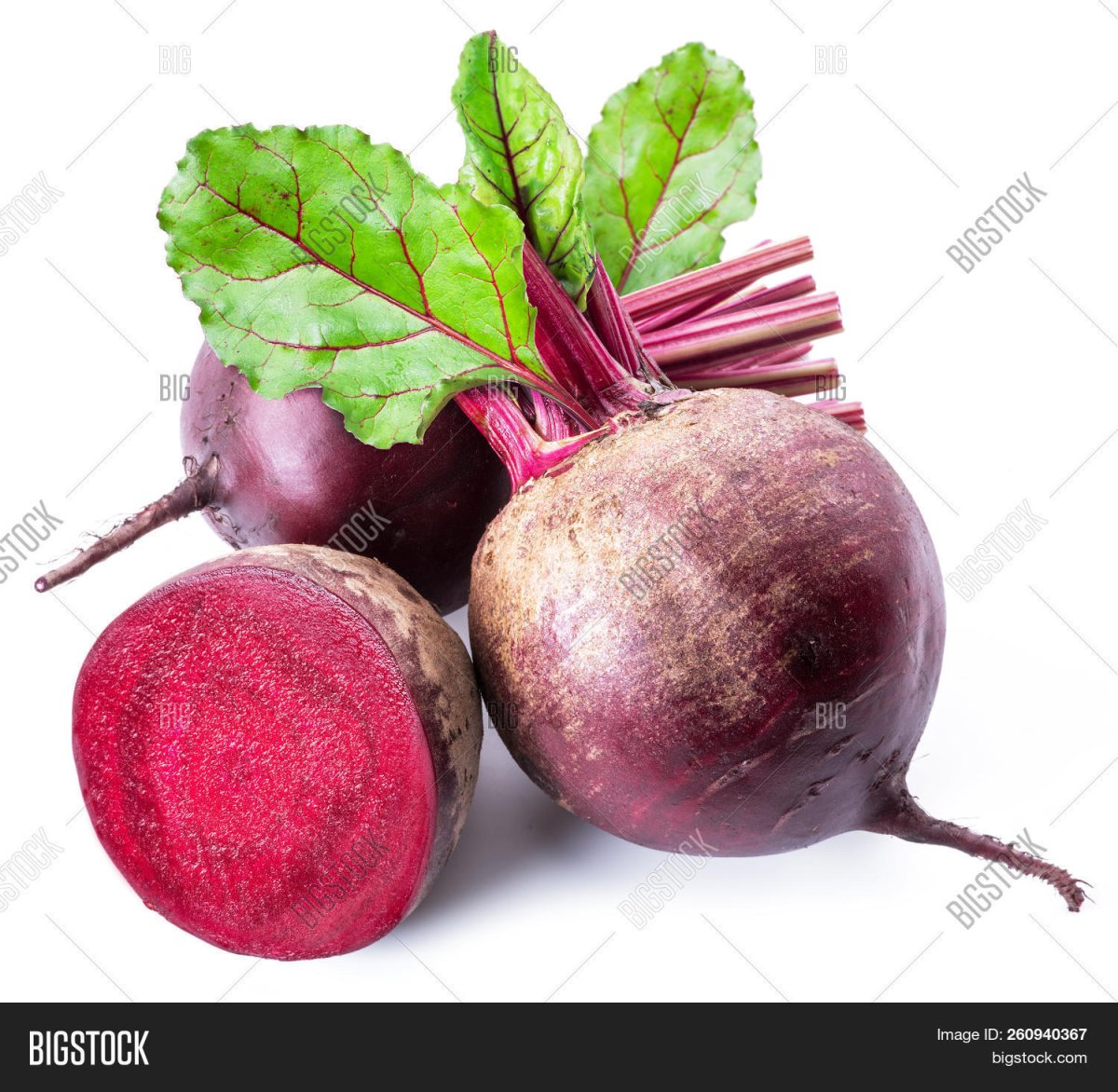 Свекла молодая на белом фоне