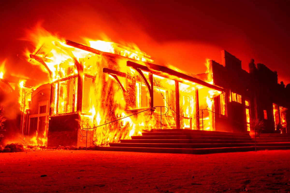 Силуэт горящего дома