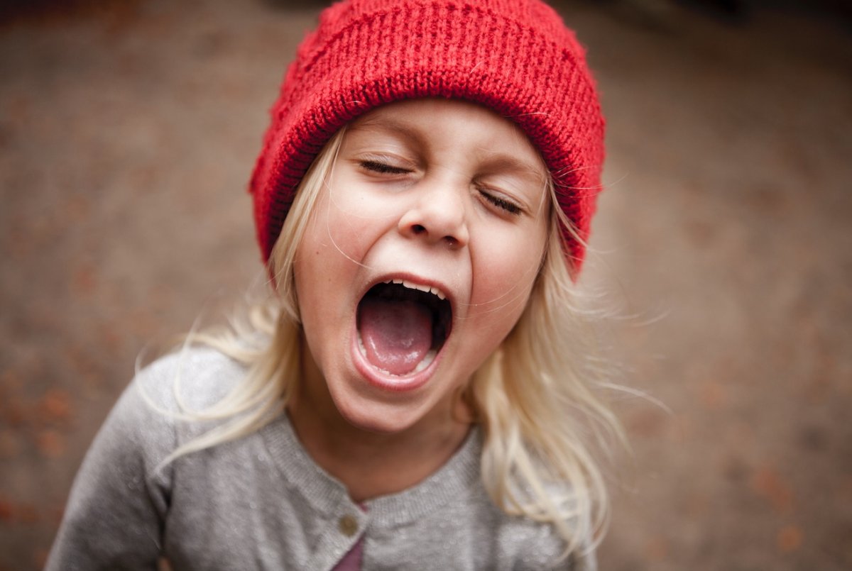 Лицо девочки ребенка крик больно