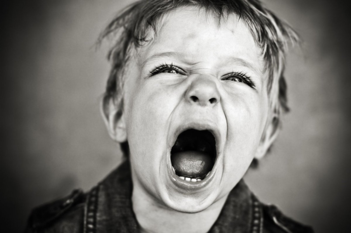 Мальчик кричит