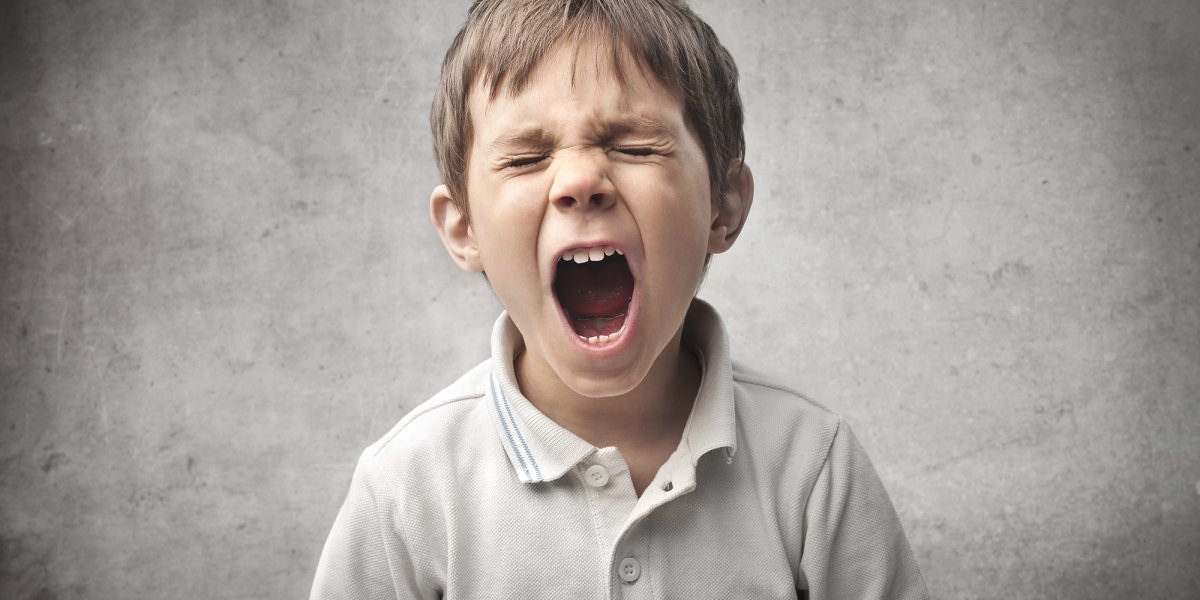 Мальчик орет