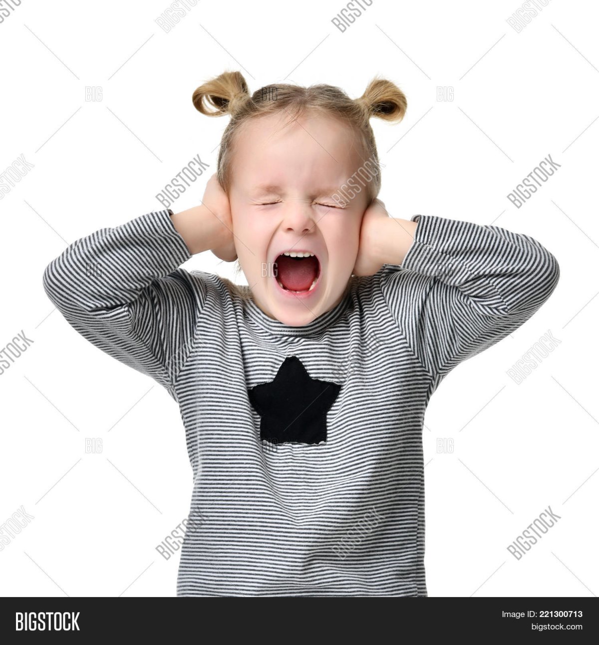 Ребенок заткнул уши