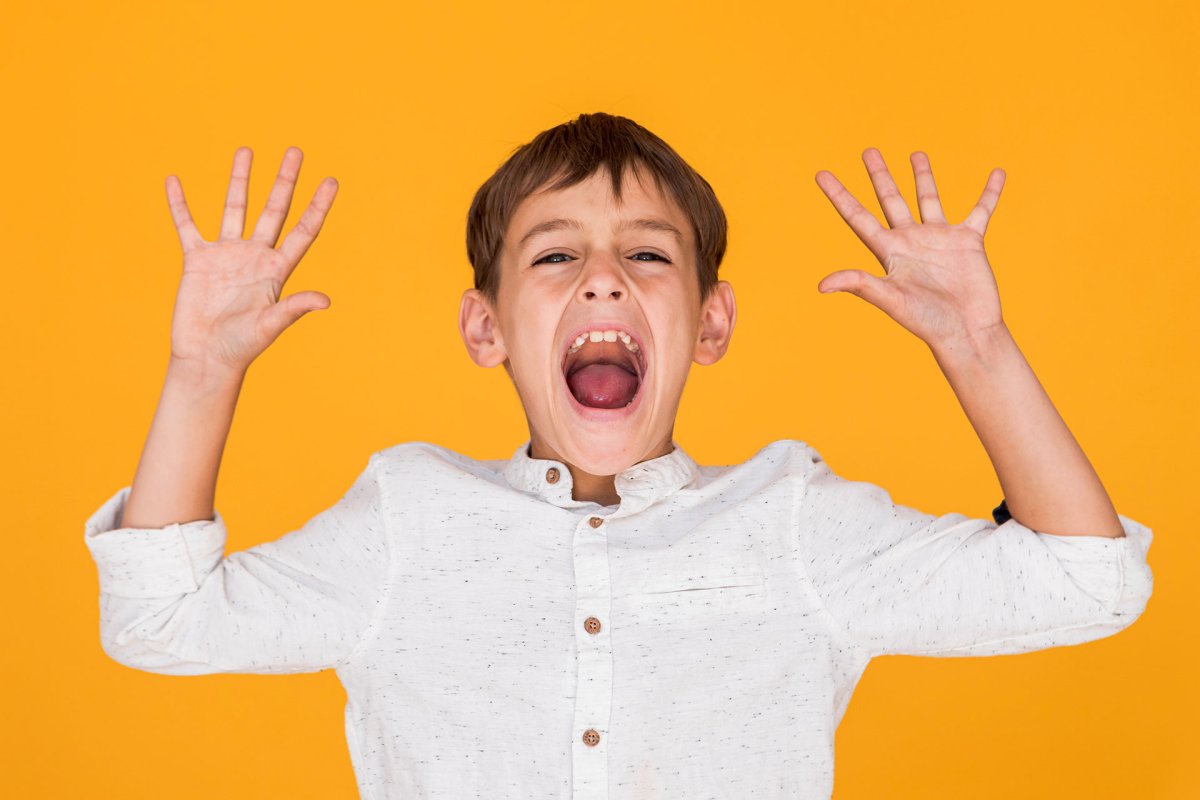 Мальчик орет