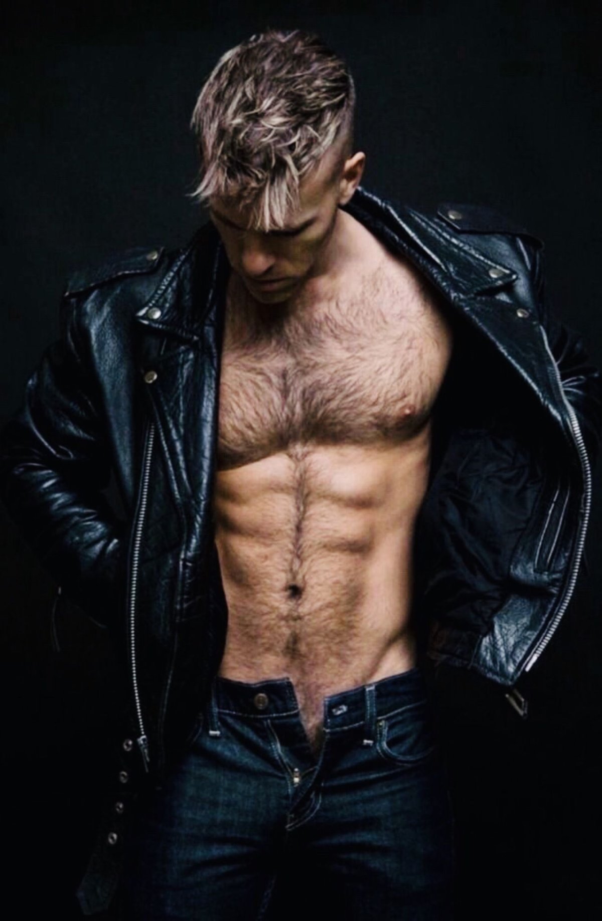 Блондин в кожаной куртке