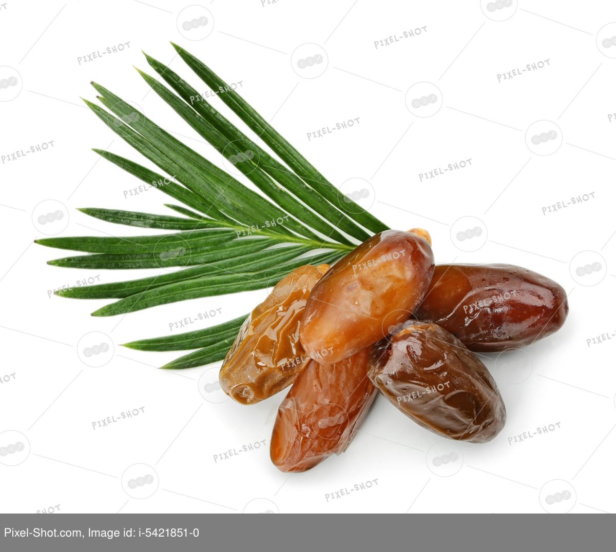 Финики на белом фоне