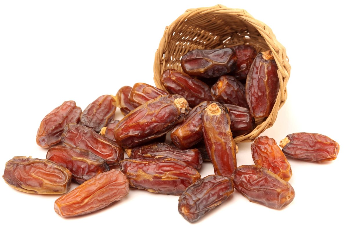 Финики на белом фоне