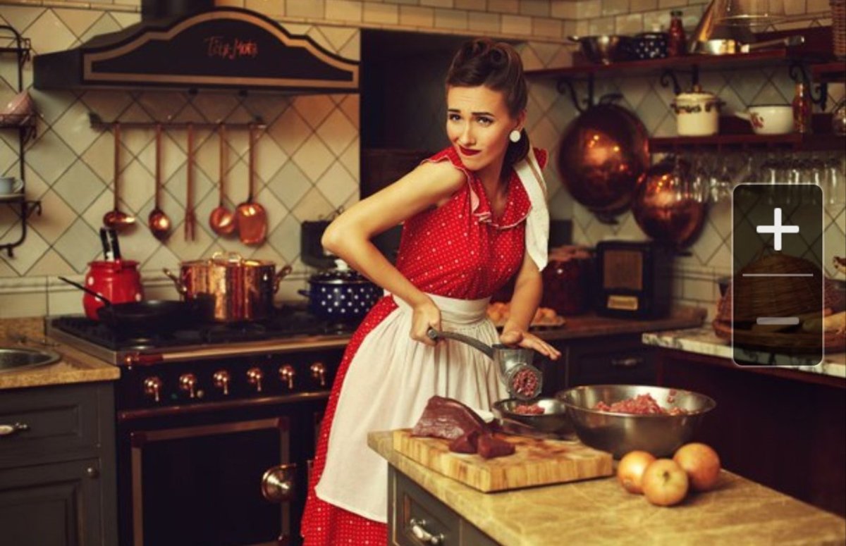 Красивая хозяйка на кухне