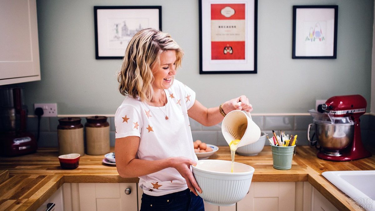 Женщина готовит