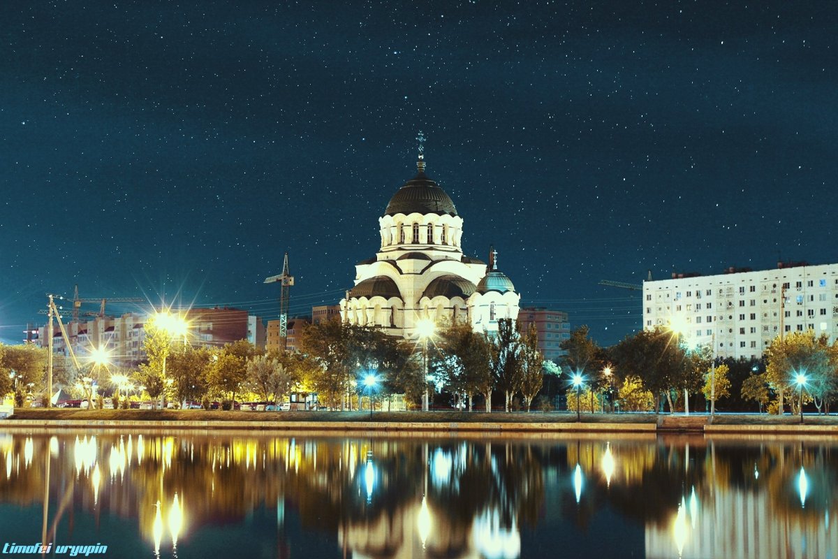 Церковь в Астрахани ночью
