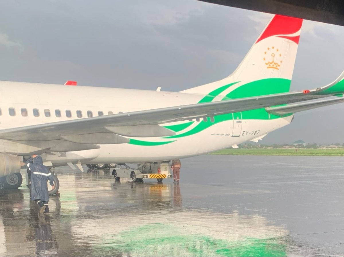 Таджик Эйр самолет