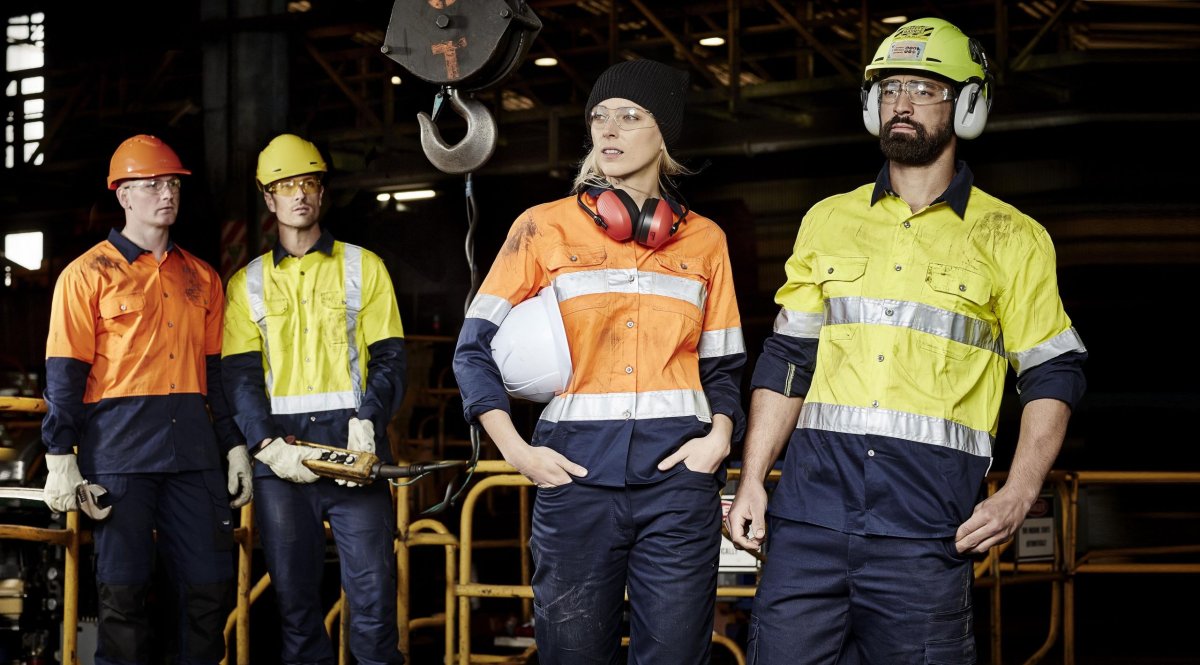 Человек в рабочей одежде