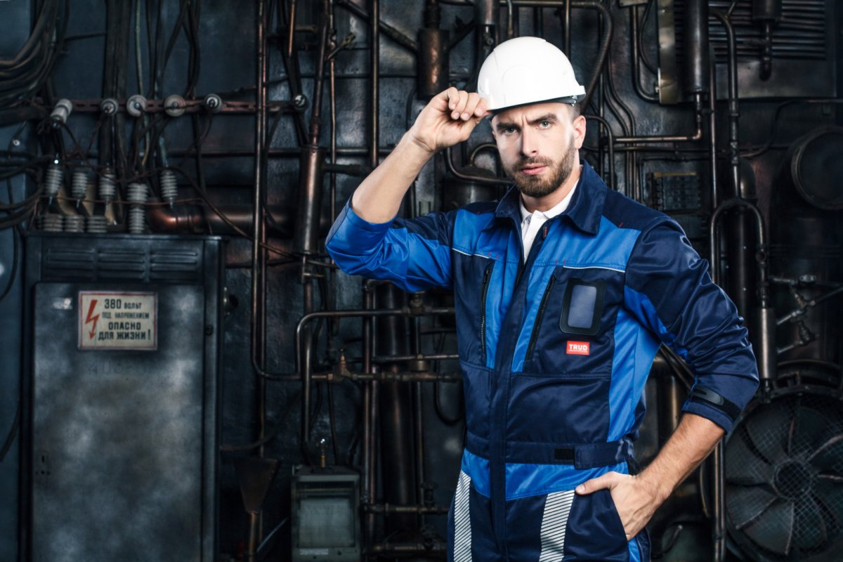 Рабочий в спецодежде