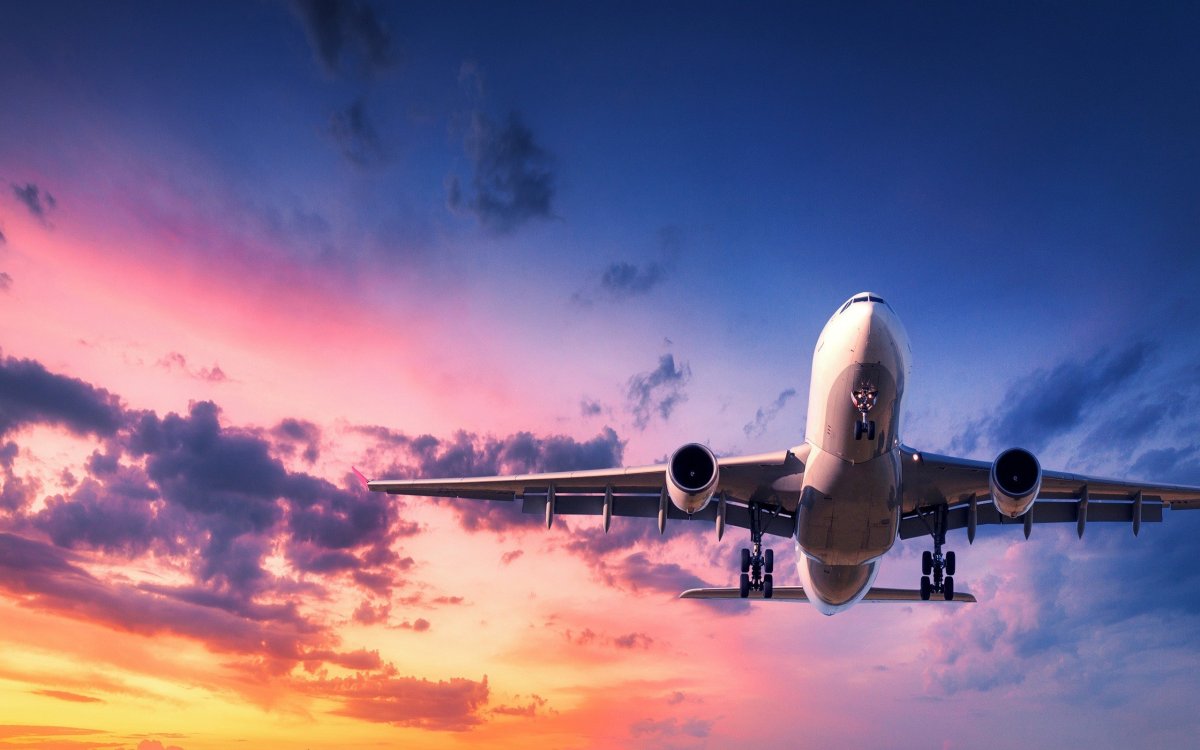 Самолет в небе