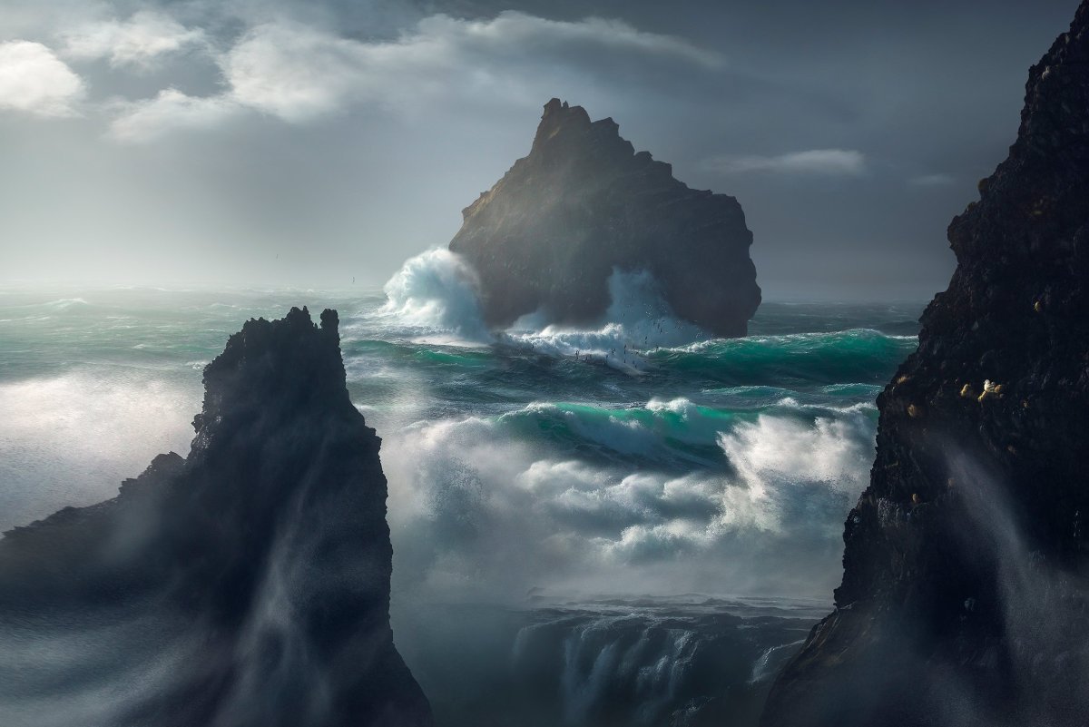 Море скалы шторм