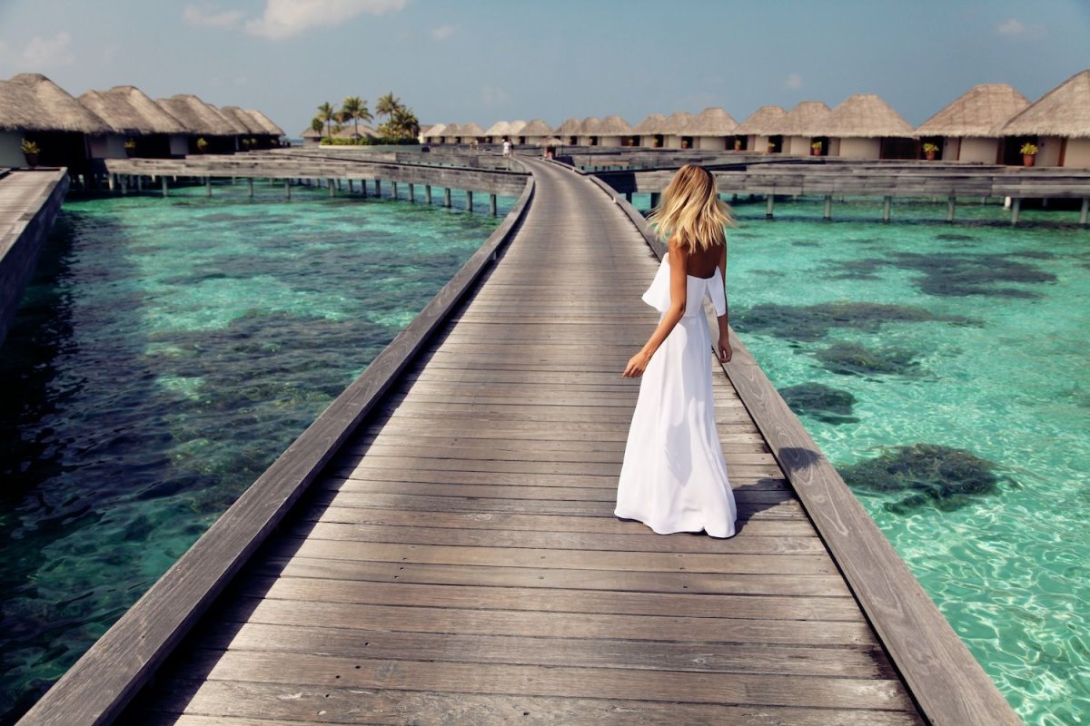Блондинка на Мальдивах со спины