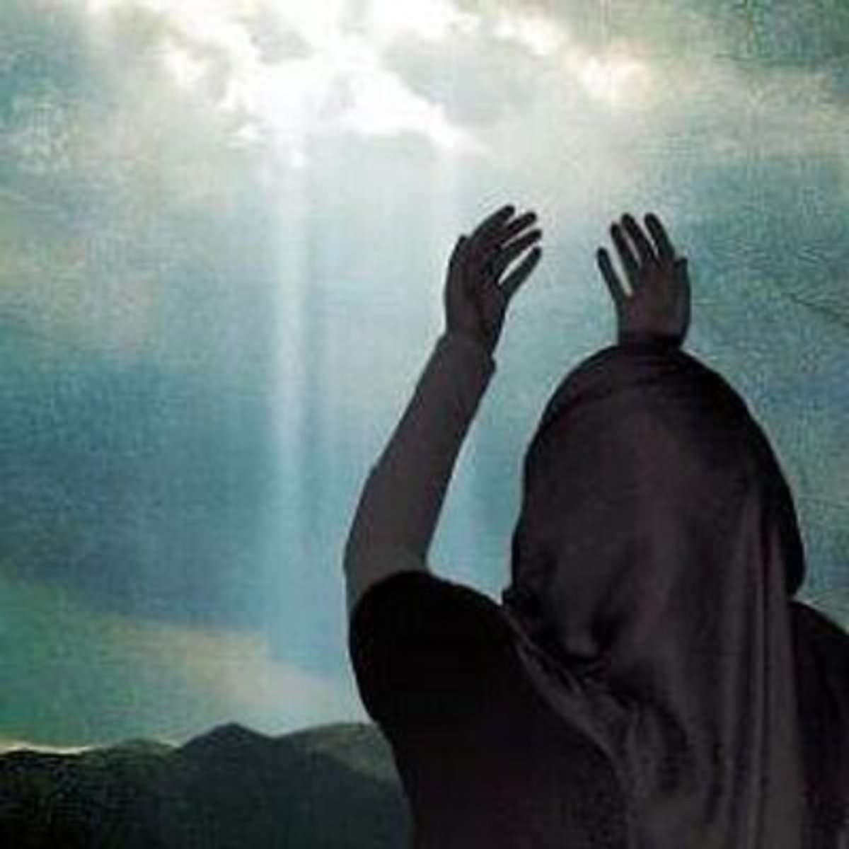 Девушка молится в небо