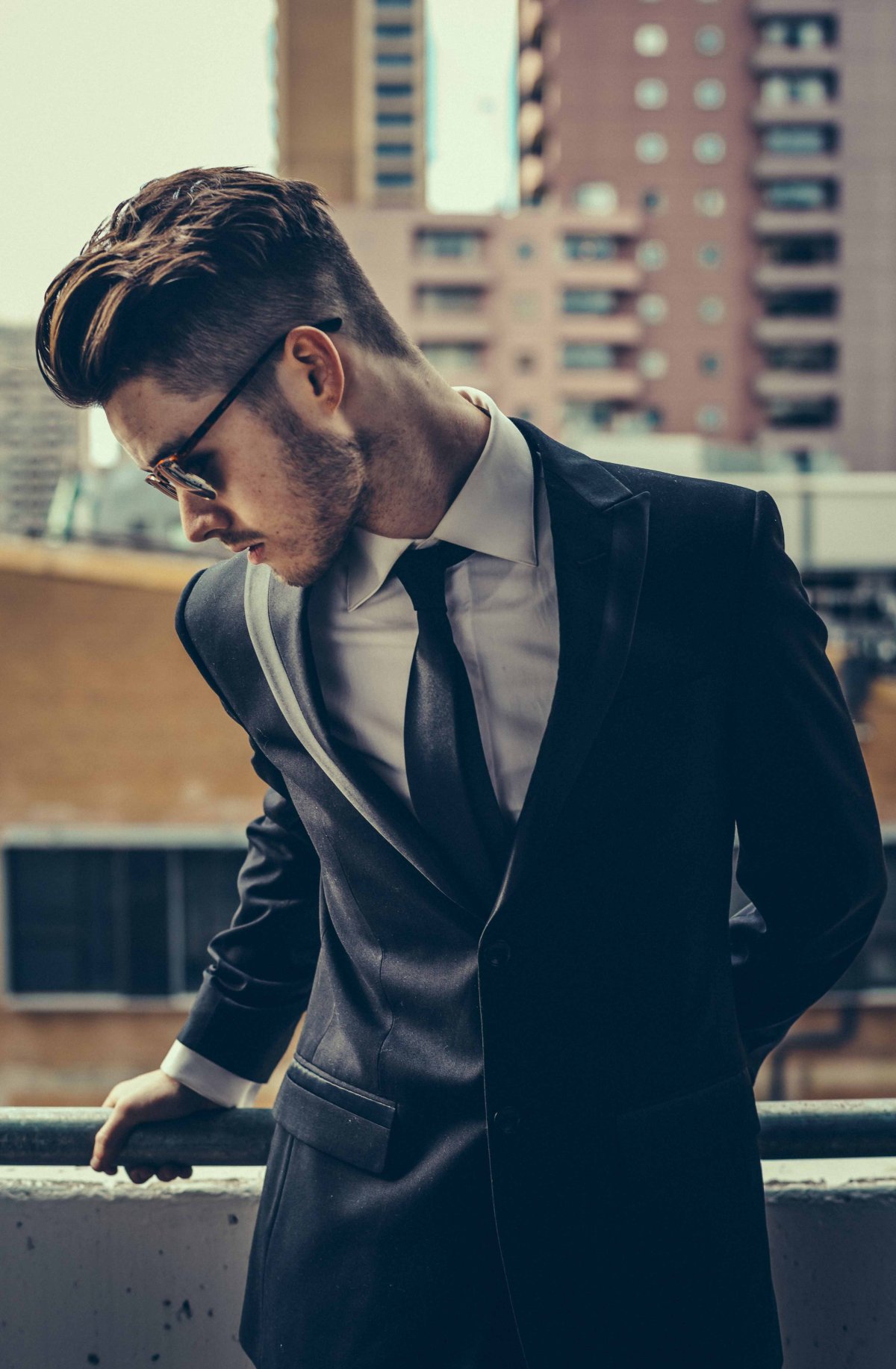 Парень в костюме