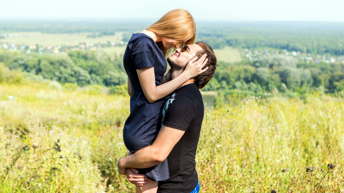 Парень и девушка обнимаются