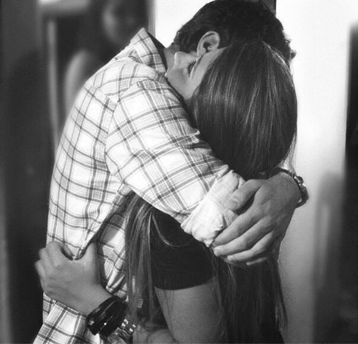 Парень крепко обнимает девушку