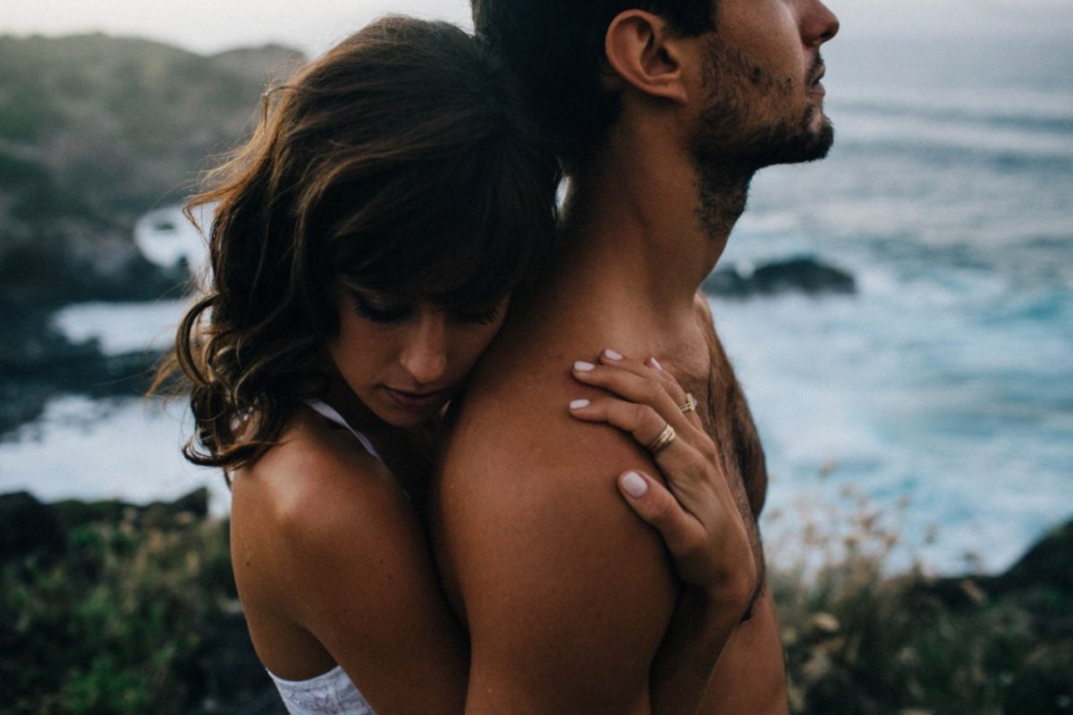 Мужчина обнимает женщину